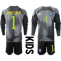 Camisa de time de futebol Brasil Alisson Becker #1 Goleiro Replicas 1º Equipamento Infantil Mundo 2022 Manga Comprida (+ Calças curtas)